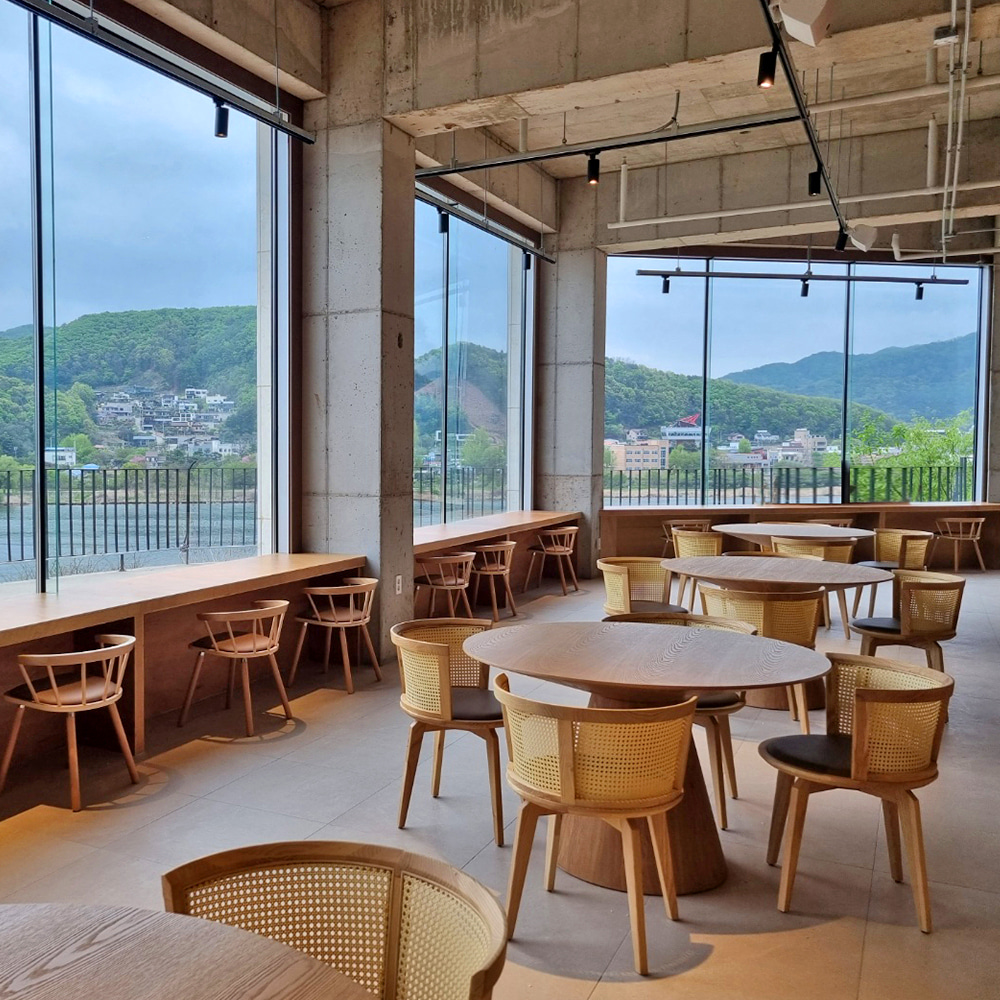 카페가구,베이커리카페가구,대형카페가구,카페테이블,카페의자,카페소파,카페소파테이블,카페인테리어,감성카페인테리어,감성카페가구,폴콘베이커리카페,폴콘카페,폴콘카페가구,폴콘카페인테리어,플렌테리어,미드센추리인테리어,모던인테리어,플랜테리어카페,미드센추리카페,모던카페,대형카페인테리어,철제의자