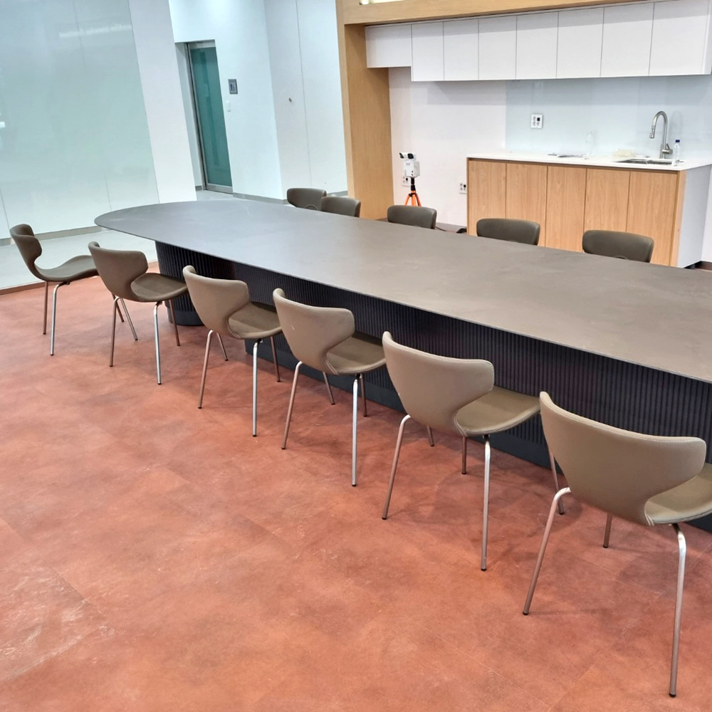 회사가구,탕비실가구,휴게실가구,사무실가구,휴게실소파,붙박이소파제작,사무실소파,철제의자,디자인의자,사무실의자,회의실책상,단체테이블,단체테이블제작,회사가구제작,회사가구납품,가구대량납품